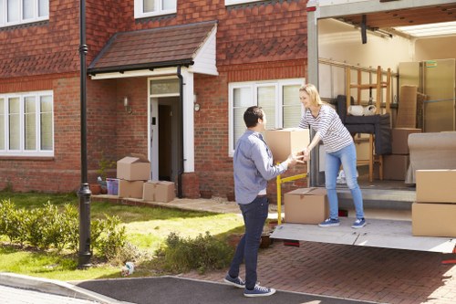 Professional packing and unpacking services in UK for a moving home